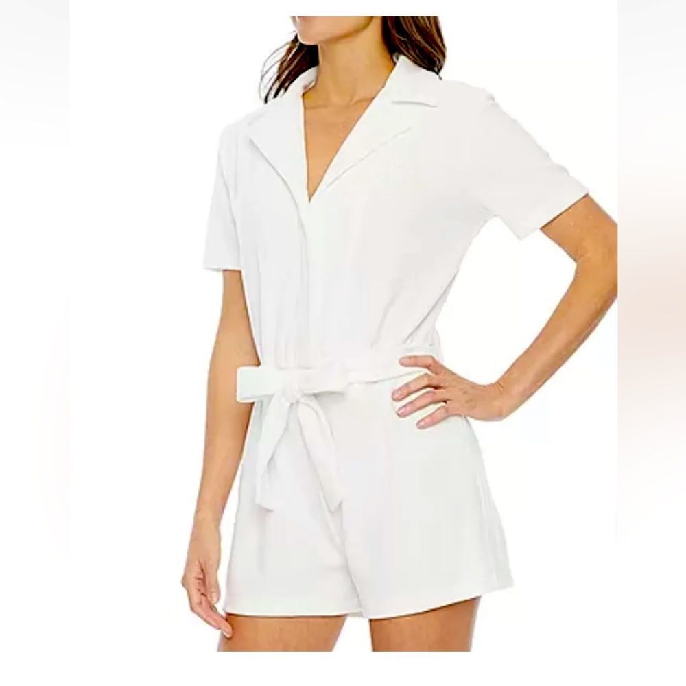 White shorts romper NWOT 
JUICY COUTURE
VELOUR ROMPER 
Size XXL - Picture 2 of 10